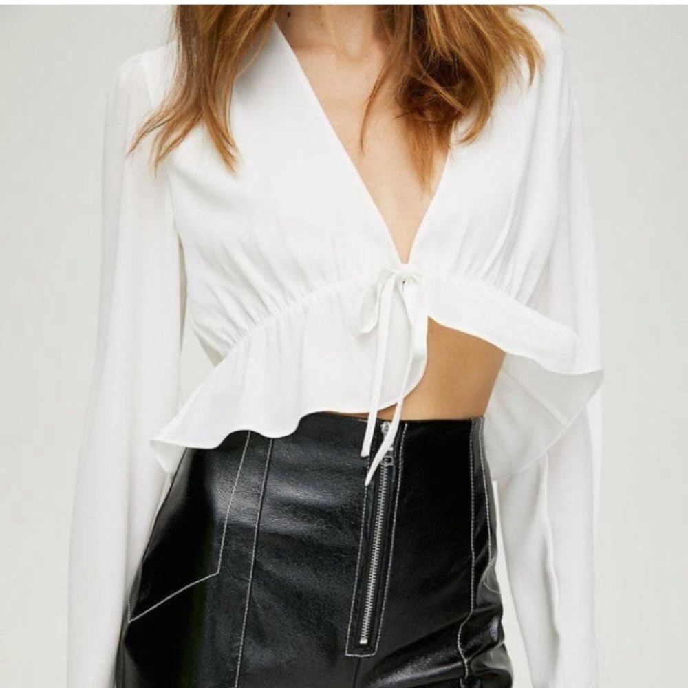 Aritzia Sunday Best cropped front tie blouse